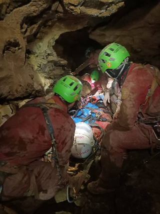 Speleologa bloccata nella grotta, anche 5 marchigiani tra i soccorritori